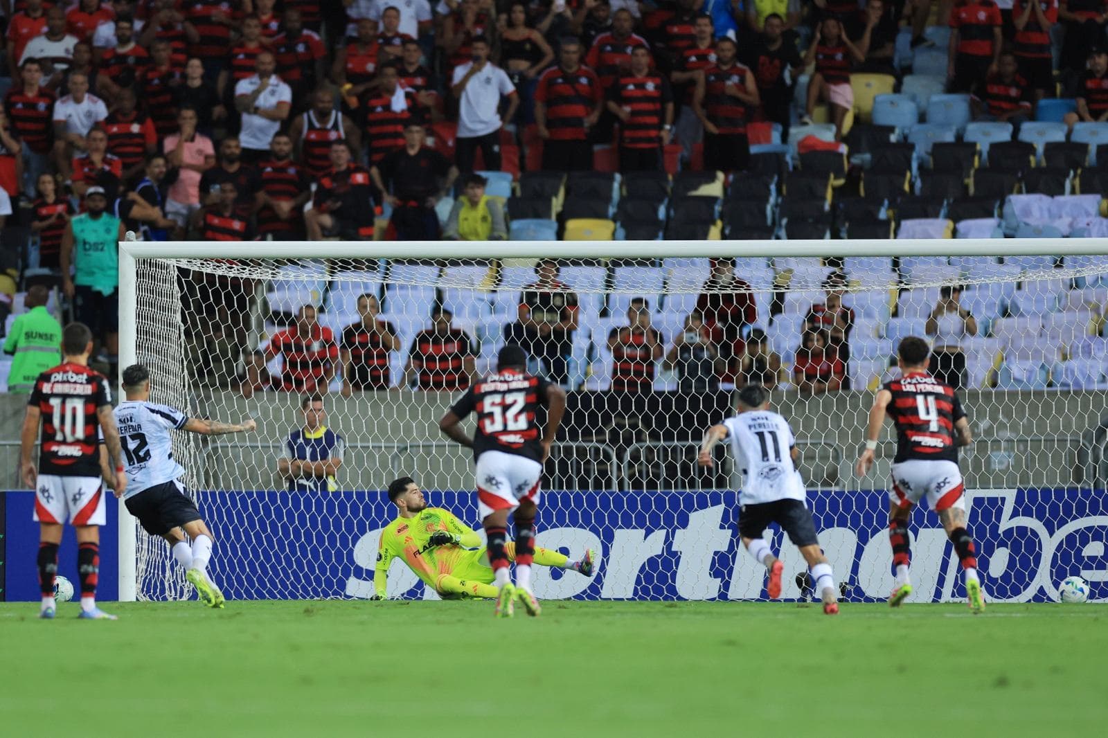 Leonardo Heredia, do Central Córdoba, cobra um pênalti para marcar o primeiro gol do time durante a partida do Grupo C da Copa CONMEBOL Libertadores 2025 entre Flamengo e Central Córdoba no Estádio do Maracanã em 09 de abril de 2025 no Rio de Janeiro, Bra