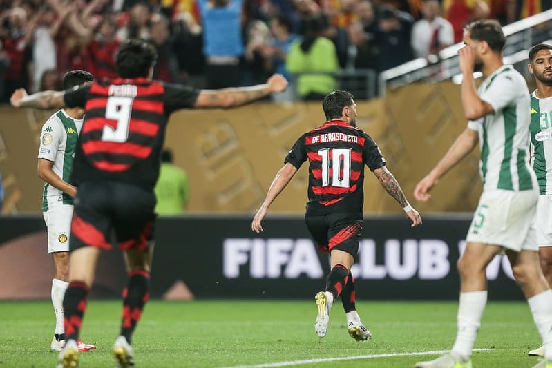 Arrascaeta comemora gol sobre o Espérance