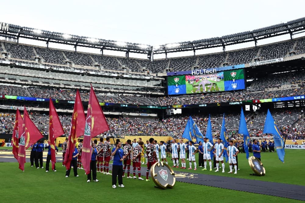 Jogadores do Fluminense FC e do Ulsan HD se alinham antes da partida do grupo F da Copa do Mundo de Clubes da FIFA 2025 entre Fluminense FC e Ulsan HD FC no MetLife Stadium em 21 de junho de 2025 em East Rutherford, Nova Jersey.