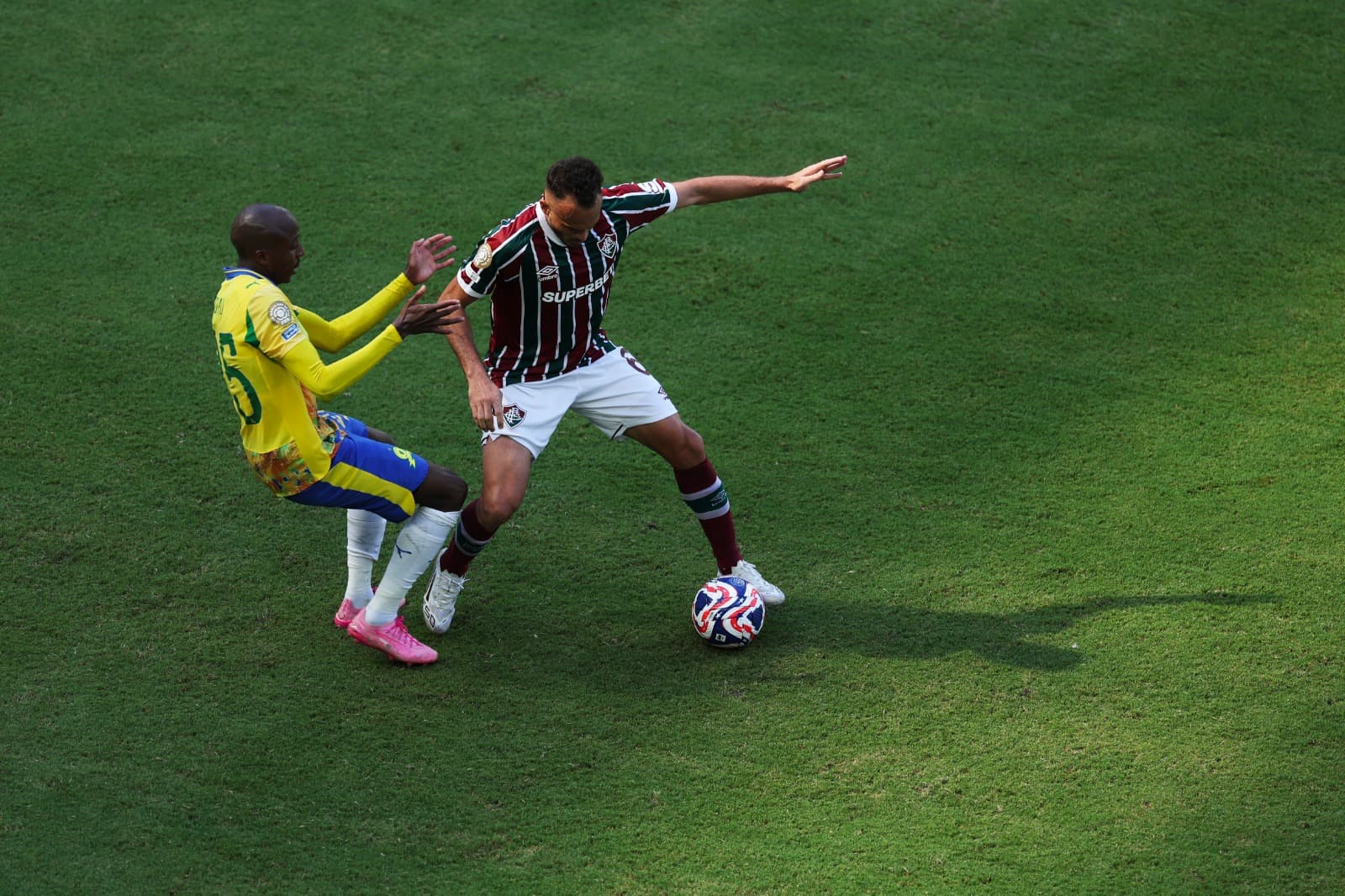 Renê disputa a bola em Fluminense x Mameloide