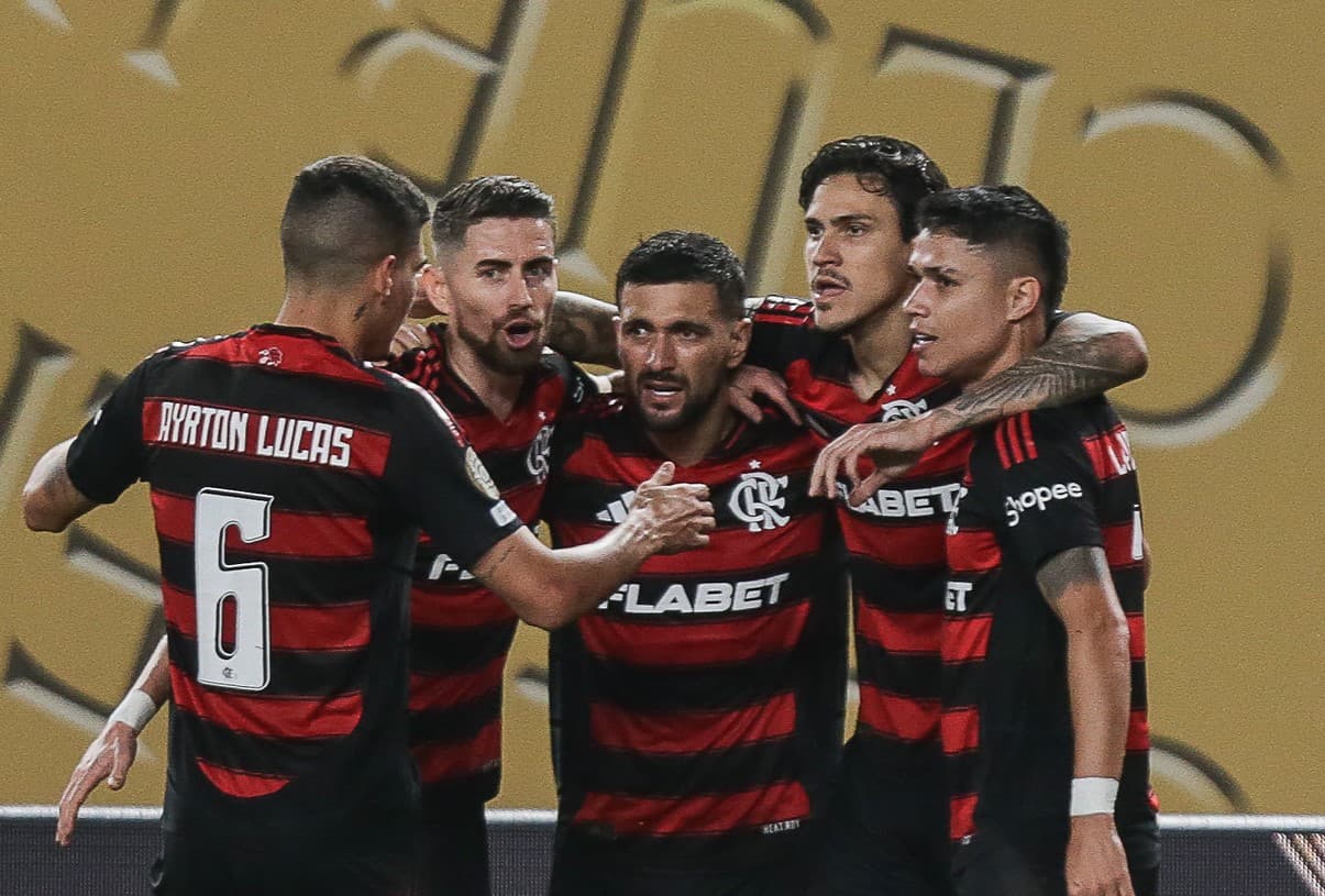 Ayrton Lucas, Jorginho, Arrascaeta Pedro e Luiz Araújo comemoram gol do Flamengo sobre o Espérance