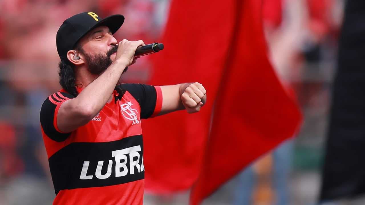 Gabriel o Pensador se apresenta em final com camisa do Flamengo