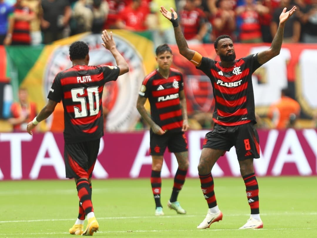 Gerson comemora gol pelo Flamengo