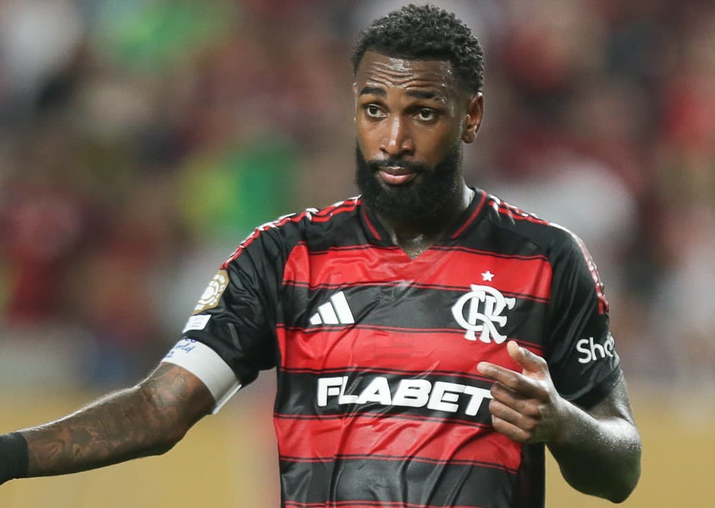 Gerson toca na mão de Pedro após lance em Flamengo x Espérance