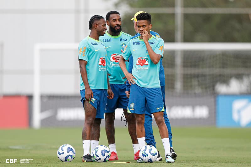 Gerson, Vini Jr, Ancelotti e Estevão em treino da Seleção