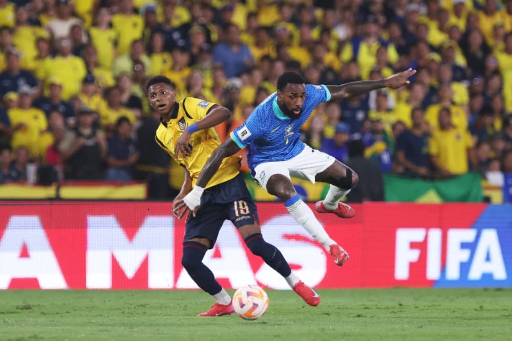 Gerson, do Brasil, e Nilson Angulo, do Equador, disputam a bola durante a partida das Eliminatórias da Copa do Mundo da FIFA 2026 entre Equador e Brasil no Estádio Monumental Isidro Romero Carbo, em 5 de junho de 2025 em Guayaquil, Equador.