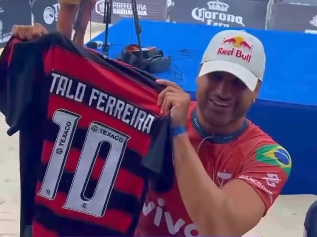 Ítalo Ferreira posa com camisa do Flamengo