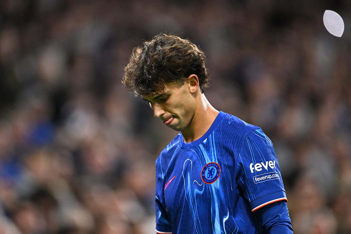 João Félix, do Chelsea, observa durante a partida da terceira rodada da Copa da Liga entre Chelsea e Barrow no Stamford Bridge em 24 de setembro de 2024, em Londres, Inglaterra.