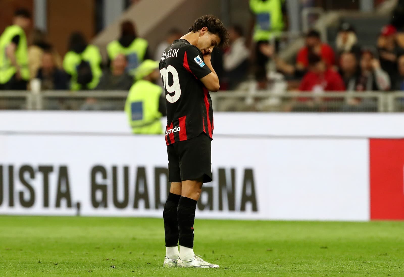 oao Felix do AC Milan comemora o segundo gol de sua equipe durante a partida da Série A entre AC Milan e Monza no Stadio Giuseppe Meazza em 24 de maio de 2025 em Milão, Itália.