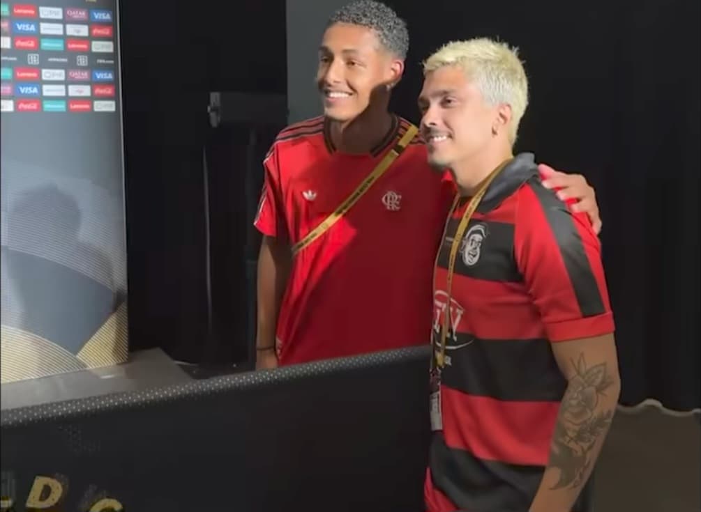 João Victor tira foto com Chico Moedas