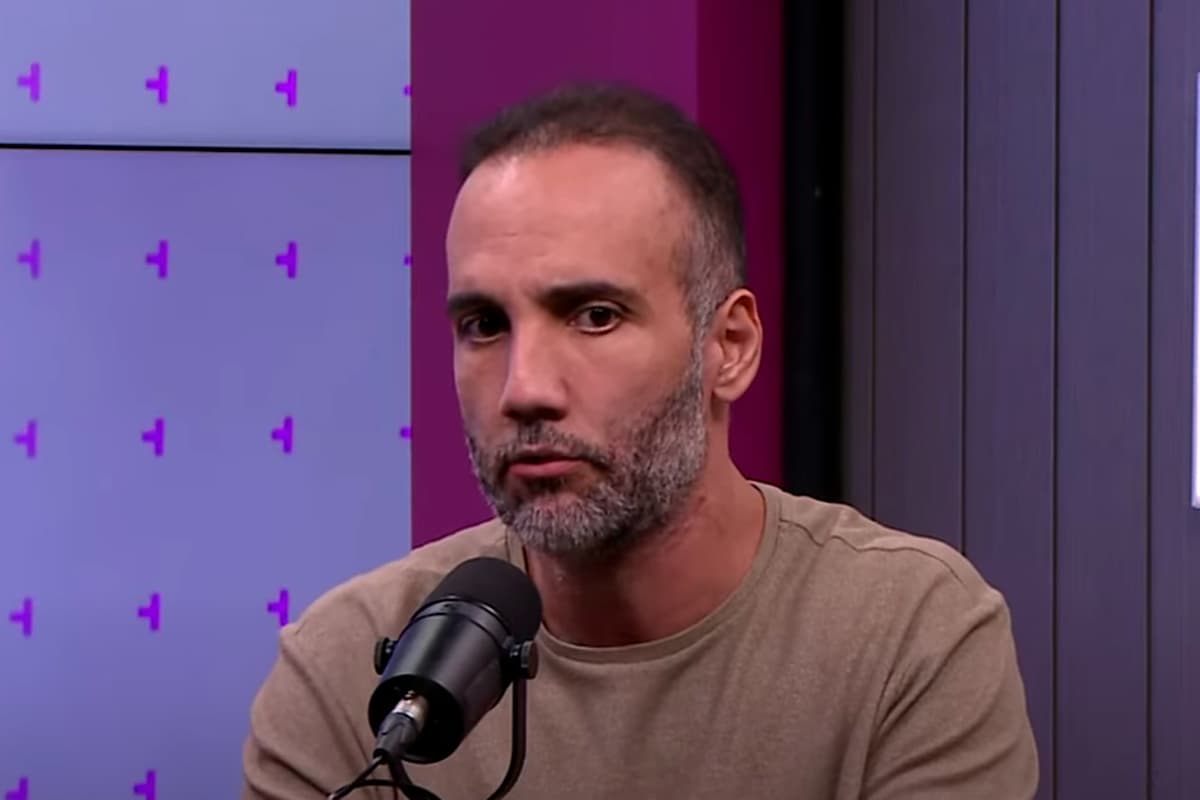 Narrador Jorge Iggor durante o programa "Prorrogação", da TNT Sports