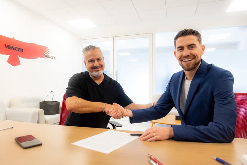 José Boto (esquerda) aperta a mão de Jorginho (direita) no CT do Flamengo após assinatura de contrato