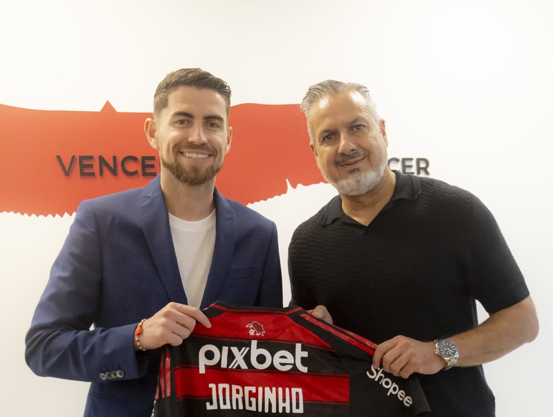 Jorginho e José Boto Flamengo seguram a camisa 21 do Flamengo com o nome do meio-campista