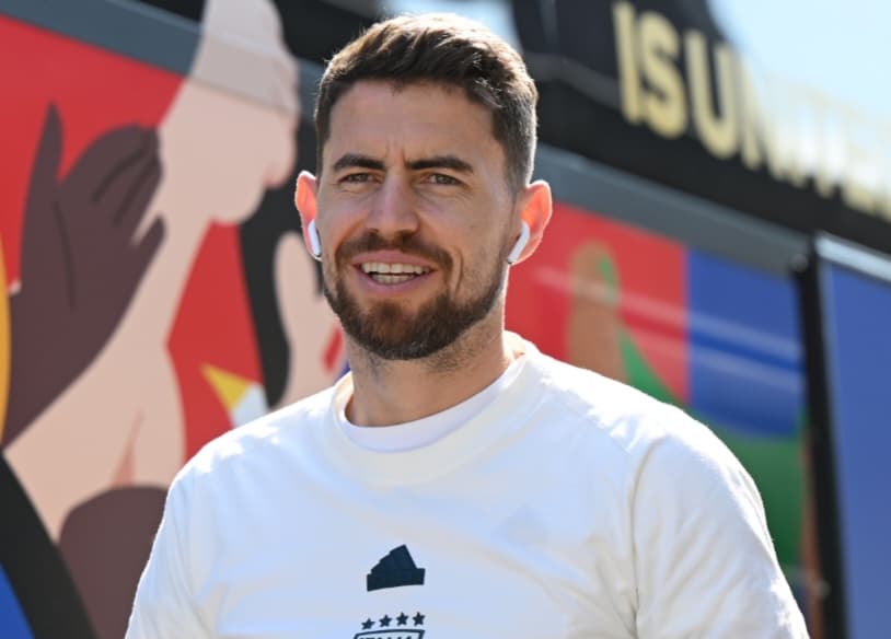 Jorginho sorri e ouve música no fone de ouvido