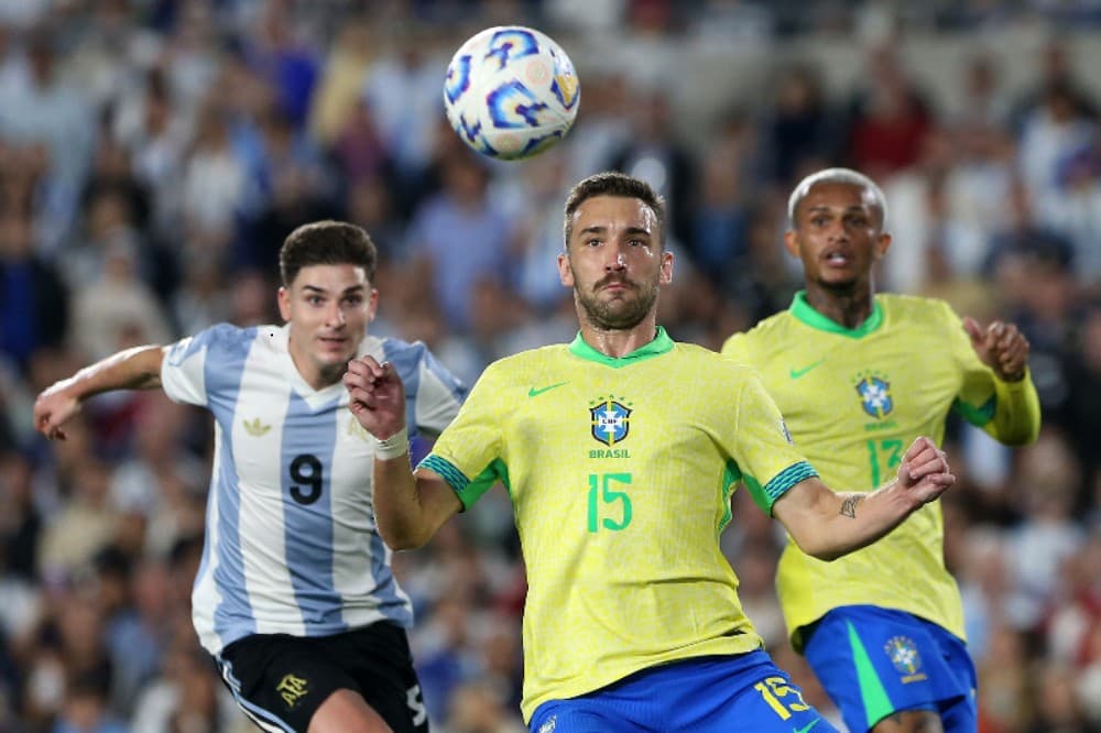 Léo Ortiz, do Brasil, cabeceia a bola durante a partida das Eliminatórias Sul-Americanas da Copa do Mundo da FIFA 2026 entre Argentina e Brasil no Estádio Más Monumental Antonio Vespucio Liberti em 25 de março de 2025 em Buenos Aires, Argentina.