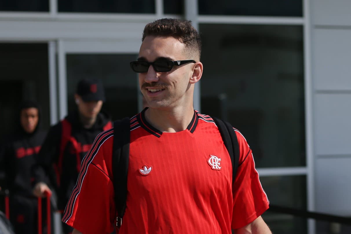 Léo Ortiz de óculos escuros na chegada do Flamengo aos EUA para a Copa do Mundo de Clubes