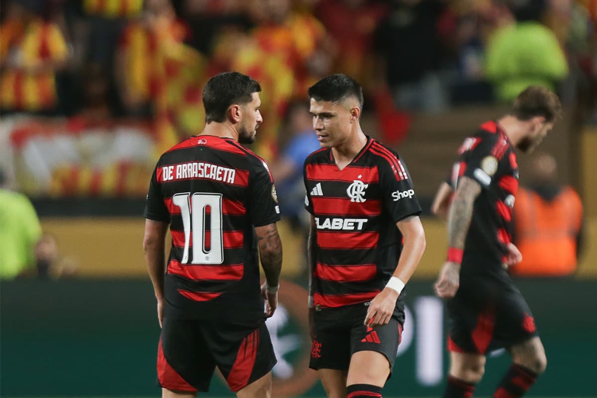 Luiz Araújo e Arrascaeta durante Flamengo x Espérance da Copa do Mundo de Clubes