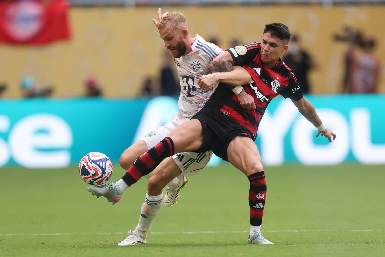 Luiz Araújo disputa a bola em Flamengo x Bayern de Munique