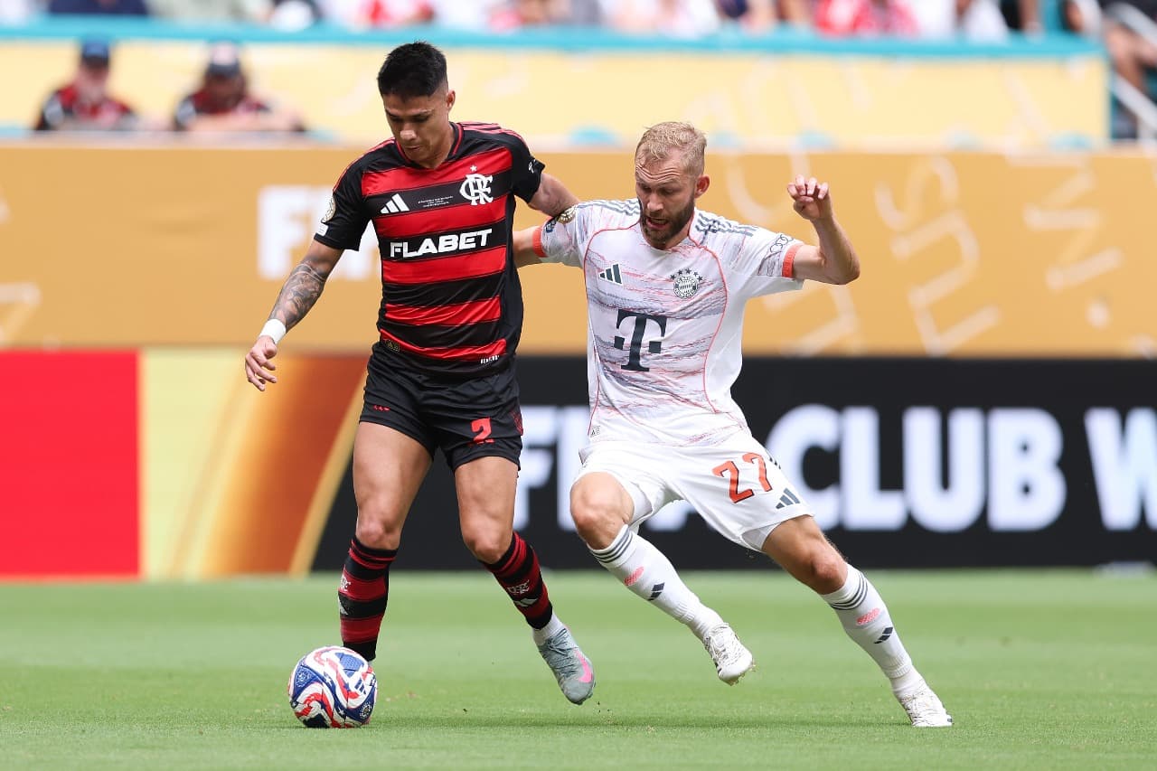 29 DE JUNHO: Guillermo Varela #2 do CR Flamengo é desafiado por Konrad Laimer #27 do FC Bayern München durante a partida das oitavas de final da Copa do Mundo de Clubes da FIFA 2025 entre CR Flamengo e FC Bayern München no Hard Rock Stadium em 29 de junho