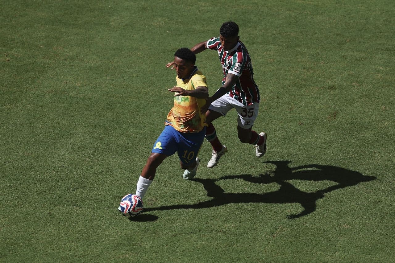 Lucas Ribeiro #10 do Mamelodi Sundowns FC corre com a bola sob pressão de Hércules #35 do Fluminense FC durante a partida do grupo F da Copa do Mundo de Clubes da FIFA 2025 entre Mamelodi Sundowns FC e Fluminense FC no Hard Rock Stadium em 25 de junho de