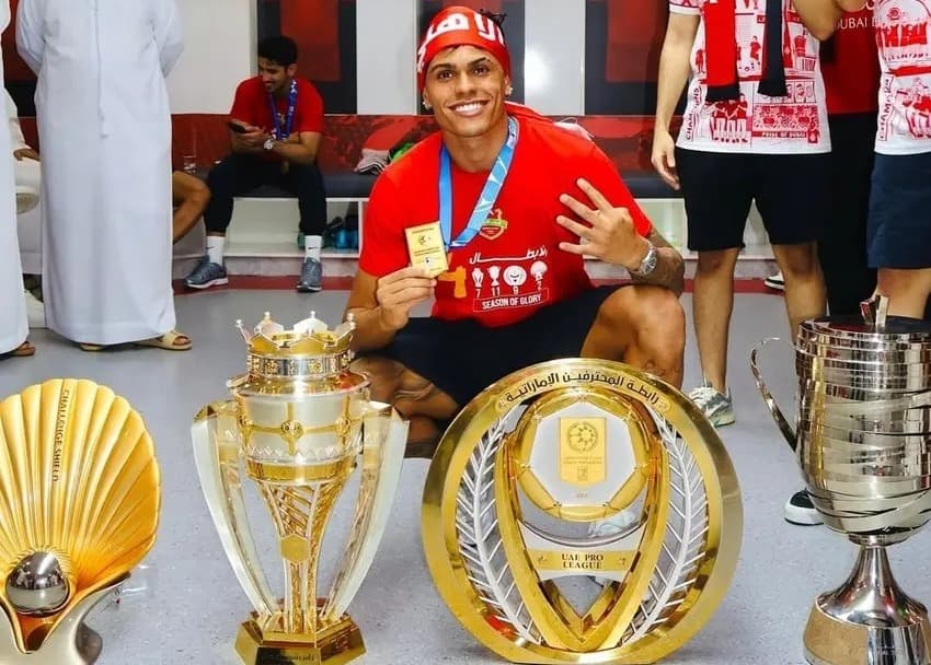 Mateusão exibe títulos conquistados com o Shabab Al-Ahly