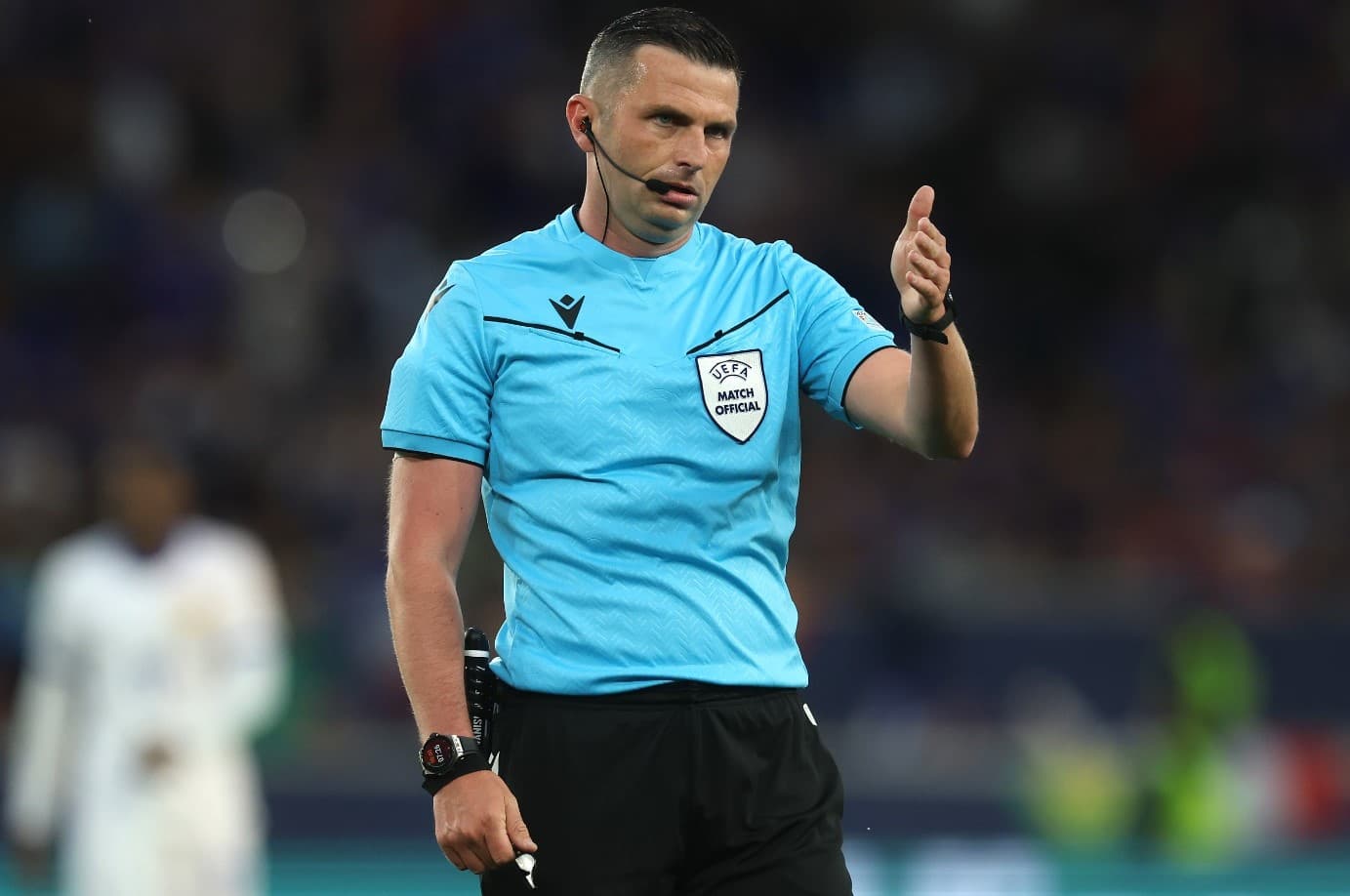 MIchael Oliver em jogo da Champions League; inglês será o árbitro de Flamengo x Bayern