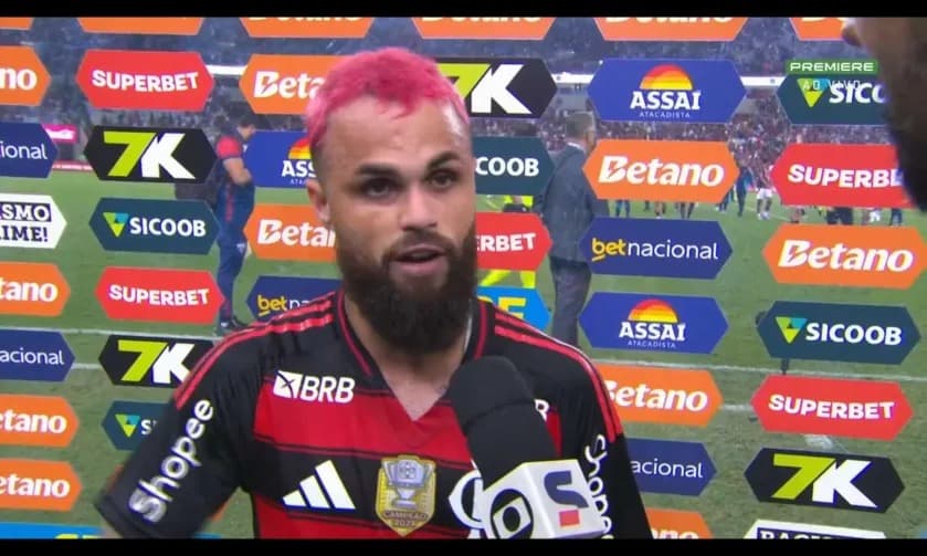 Michael dando entrevista