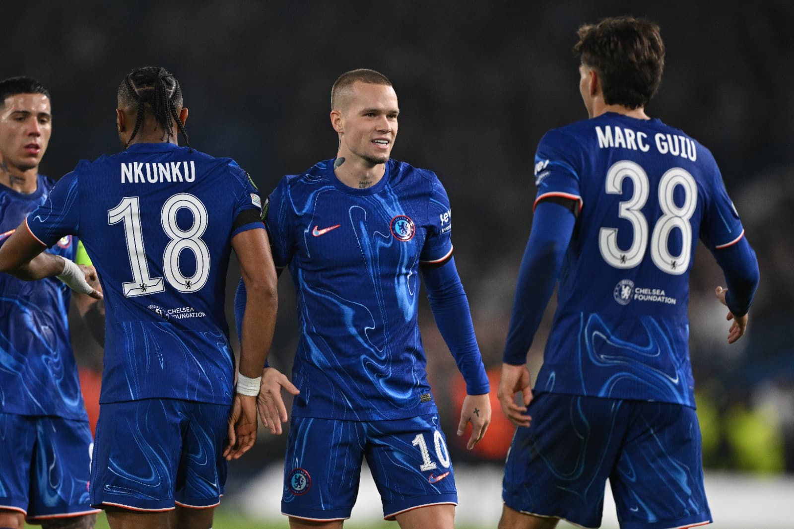 Mykhaylo Mudryk, do Chelsea, comemora com seus companheiros de equipe após marcar o quinto gol de sua equipe durante a partida da UEFA Conference League entre Chelsea FC e FC Noah em Stamford Bridge em 7 de novembro de 2024 em Londres, Inglaterra.