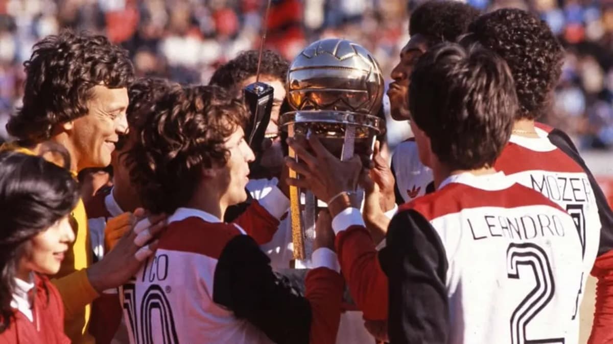 Jogadores do Flamengo celebram taça do Mundial de 1981