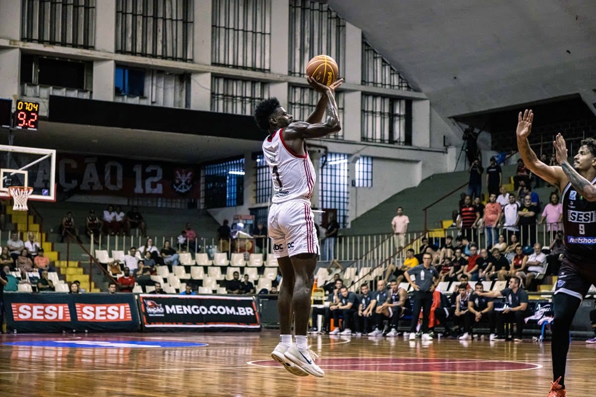 Gui Deodato arrisca cesta em duelo contra o Franca, no NBB