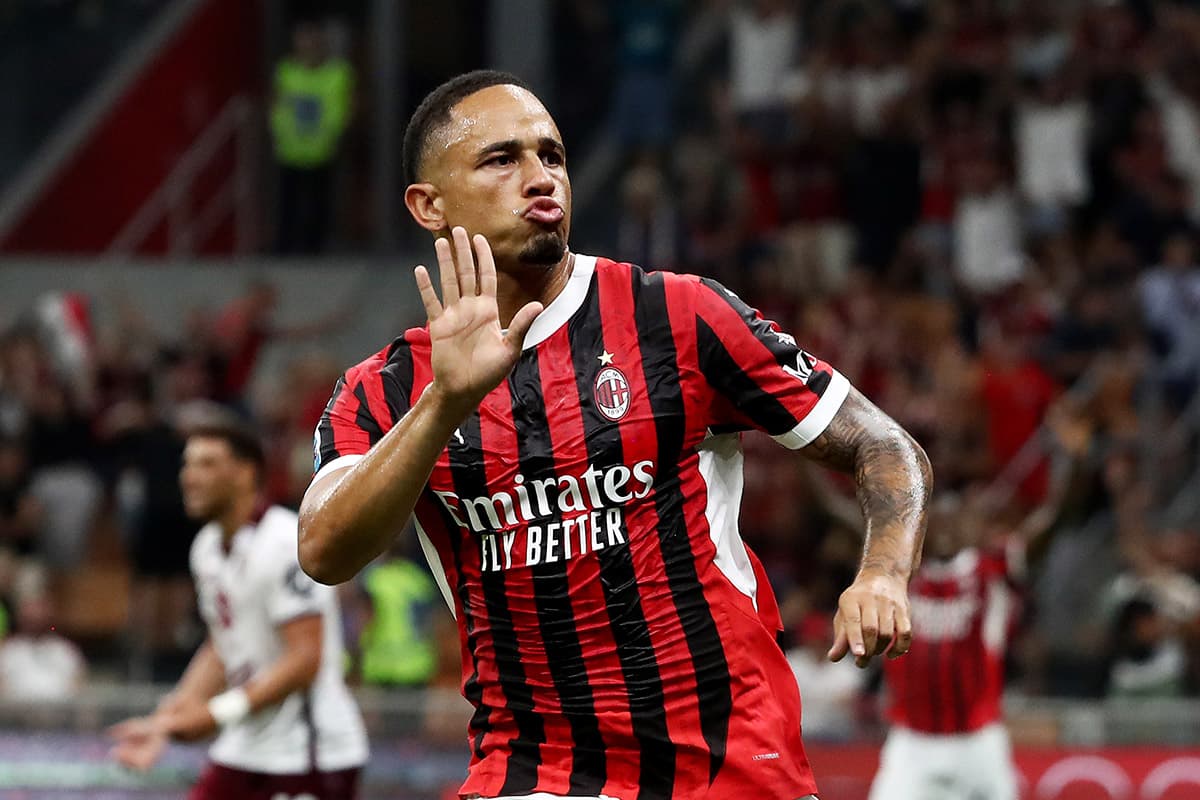 Noah Okafor com a camisa do Milan