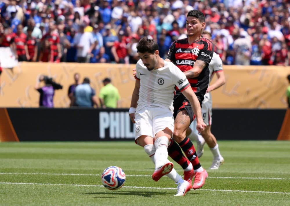 Pedro Neto #7 do Chelsea FC marca o primeiro gol de sua equipe enquanto é desafiado por Ayrton Lucas #6 do CR Flamengo durante a partida do grupo D da Copa do Mundo de Clubes da FIFA 2025 entre CR Flamengo e Chelsea FC no Lincoln Financial Field em 20 de