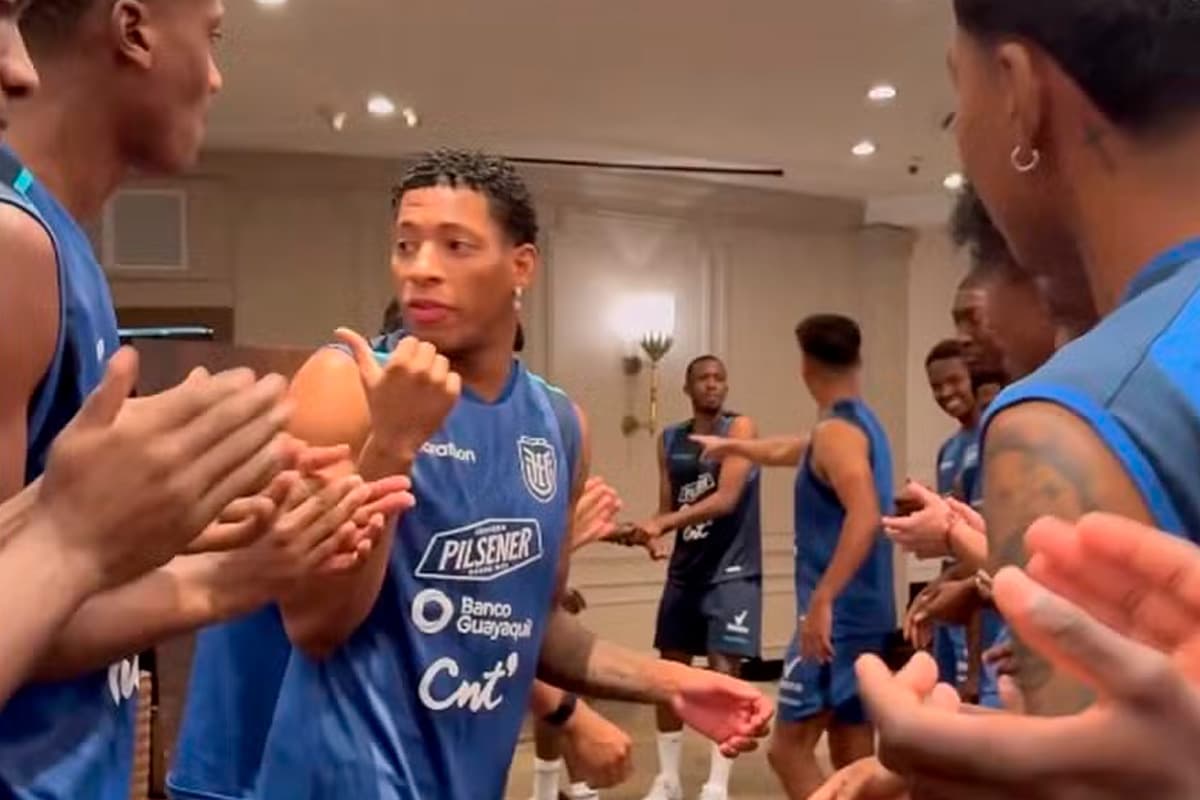 Gonzalo Plata em apresentação da Seleção Equatoriana em hotel