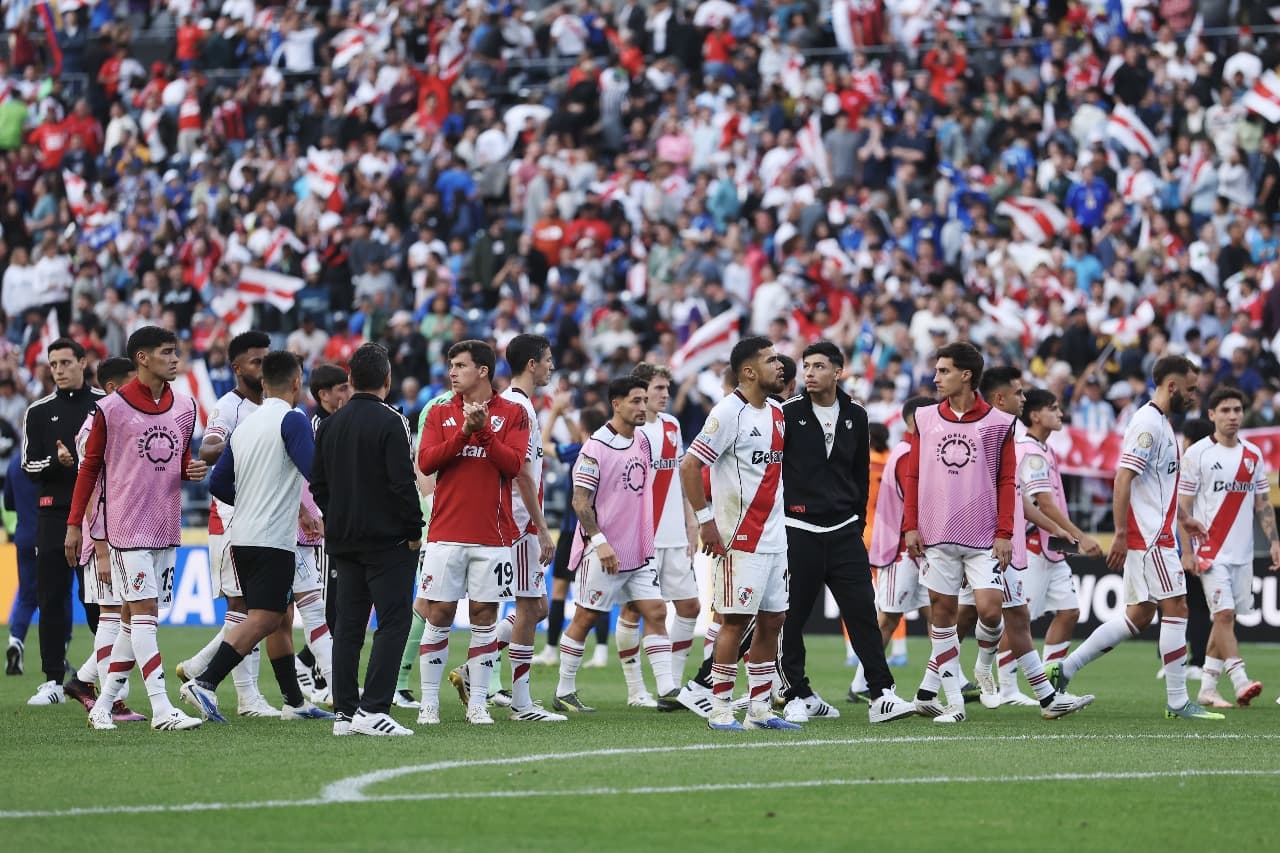 O CA River Plate agradece aos torcedores após a partida do grupo E da Copa do Mundo de Clubes da FIFA 2025 entre o FC Internazionale Milano e o CA River Plate no Lumen Field em 25 de junho de 2025 em Seattle, Washington.