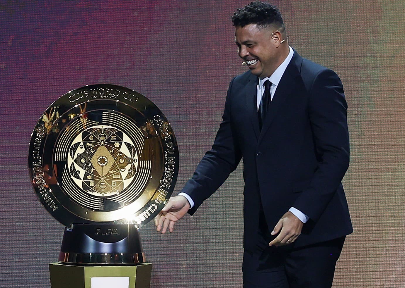 Ronaldo e troféu da Copa do Mundo de Clubes