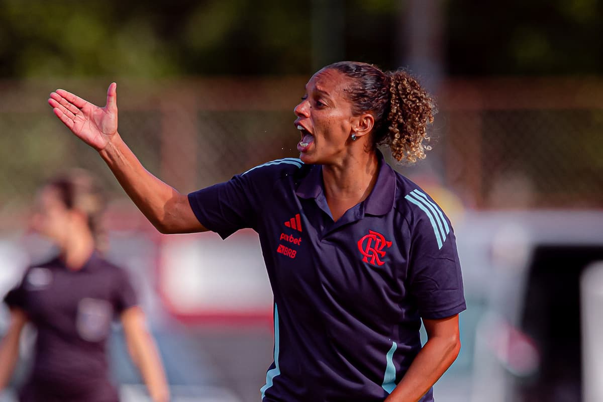 Rosana Augusto comandando a equipe feminina do Flamengo