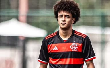 ryan roberto em jogo da base do flamengo