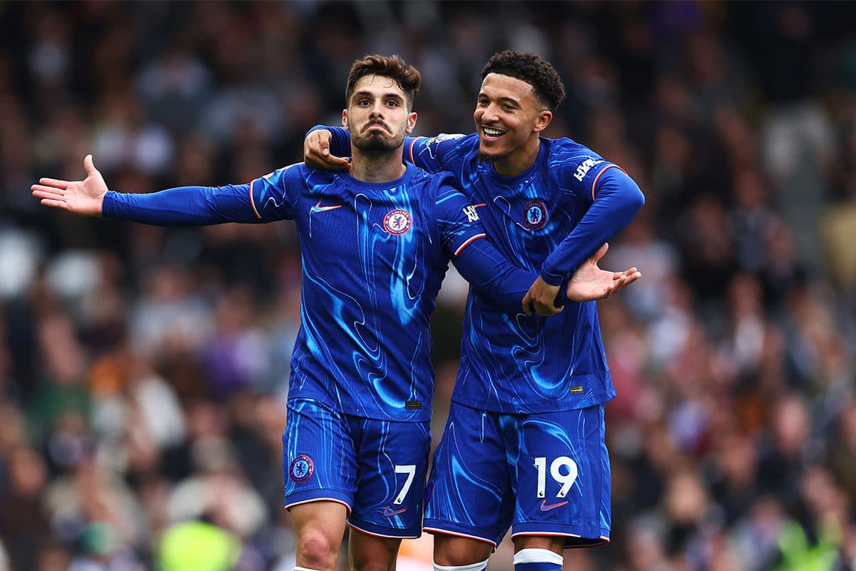 Jadon Sacho comemorando gol com Pedro Neto, ambos do Chelsea
