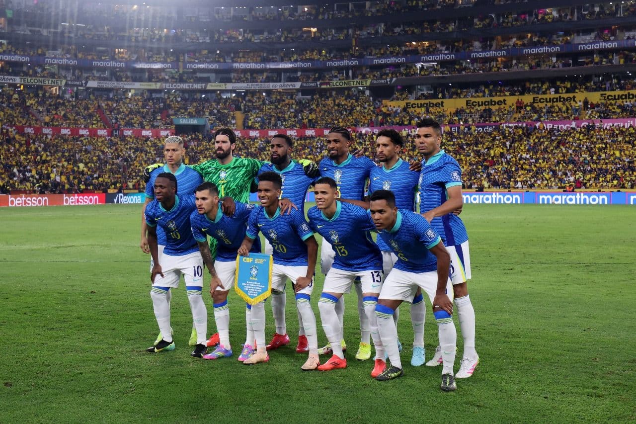Jogadores do Brasil posam para uma foto da equipe antes da partida das Eliminatórias da Copa do Mundo da FIFA 2026 entre Equador e Brasil no Estádio Monumental Isidro Romero Carbo em 5 de junho de 2025 em Guayaquil, Equador.