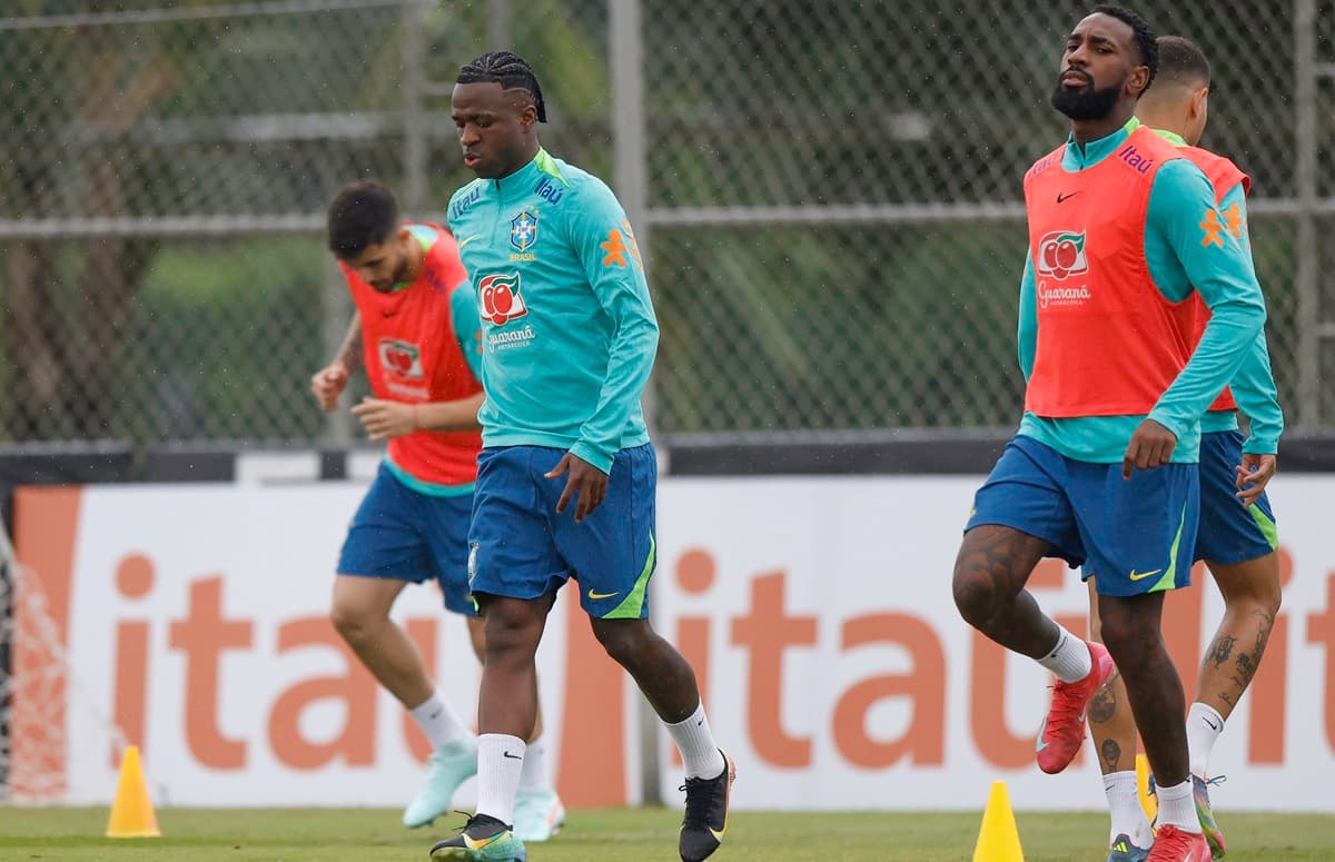 Gerson treina de colete ao lado de Vini Jr