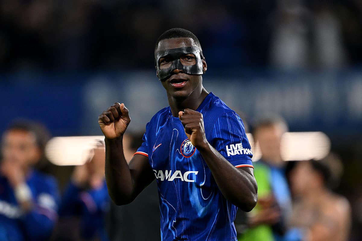 Moisés Caicedo, do Chelsea, comemora a vitória após a partida da Premier League entre Chelsea FC e Manchester United FC no Stamford Bridge em 16 de maio de 2025, em Londres, Inglaterra.