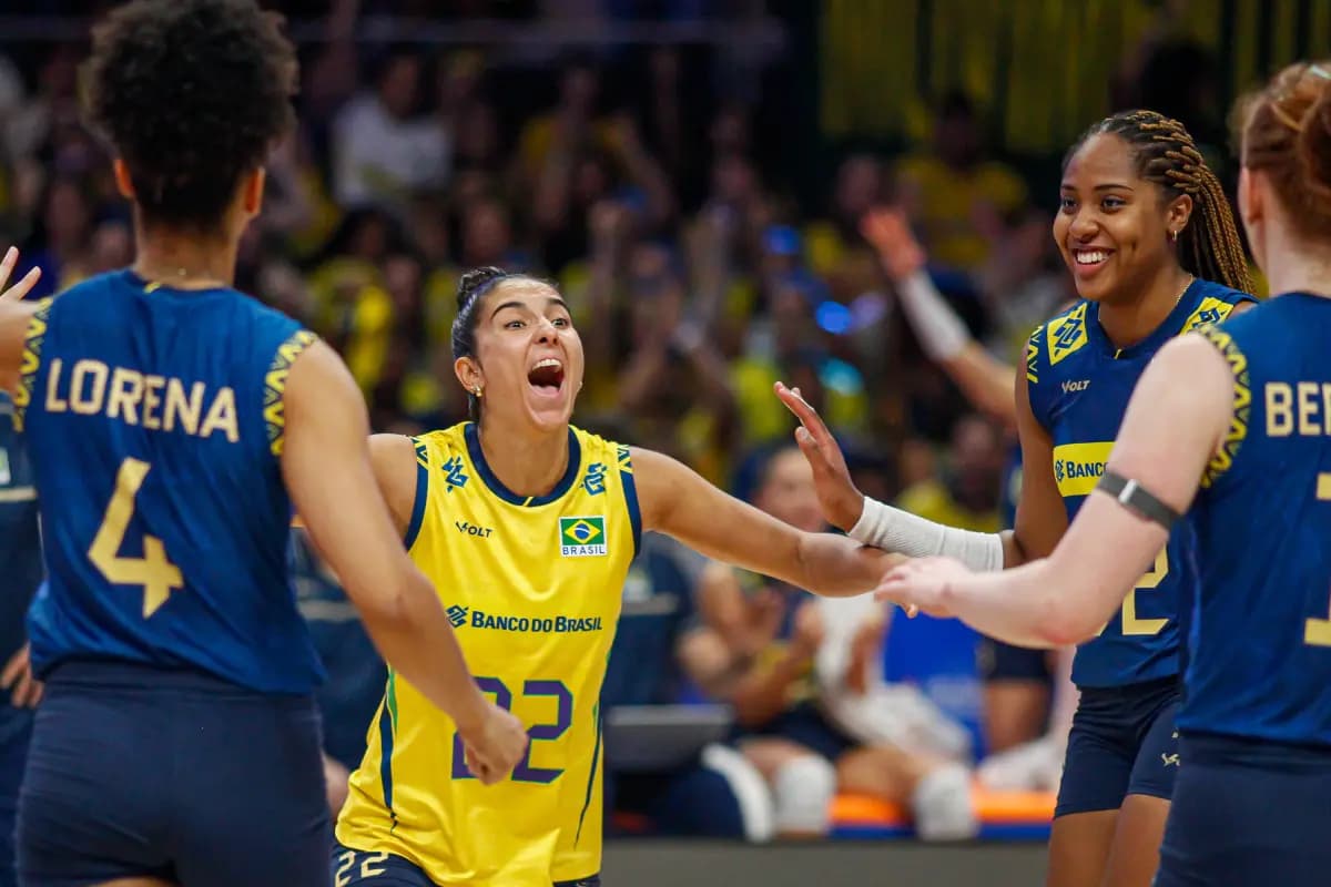 Laís e Lorena comemoram ponto da Seleção Brasileira na Liga das Nações