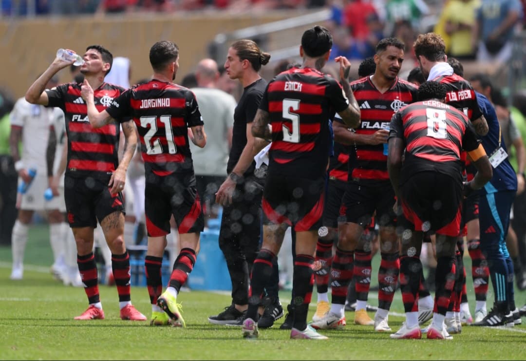 Time do flamengo na beira do campo