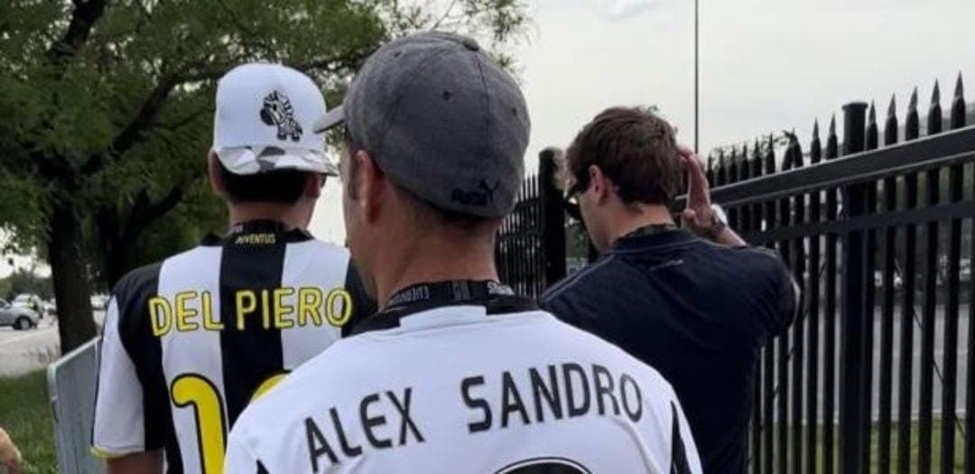Torcedor da Juventus usa camisa de Alex Sandro
