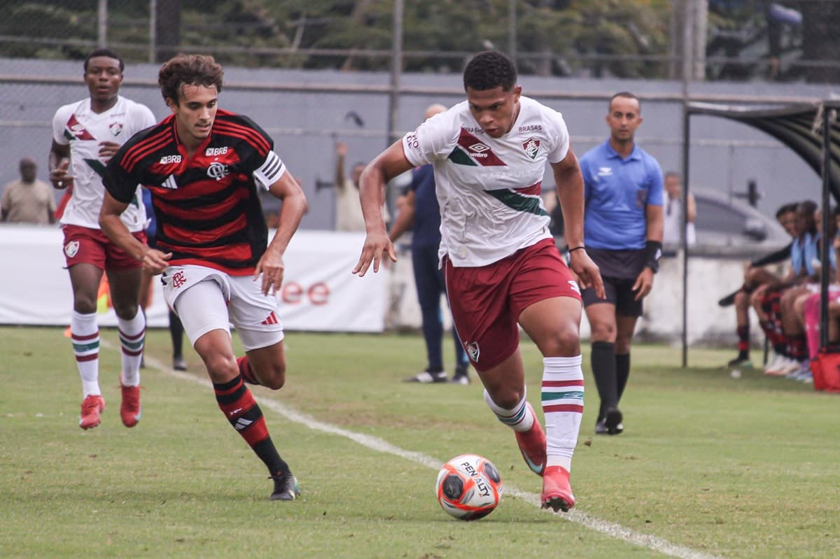 Jogadores de Flamengo e Fluminense disputam jogada em semifinal do Torneio OPG