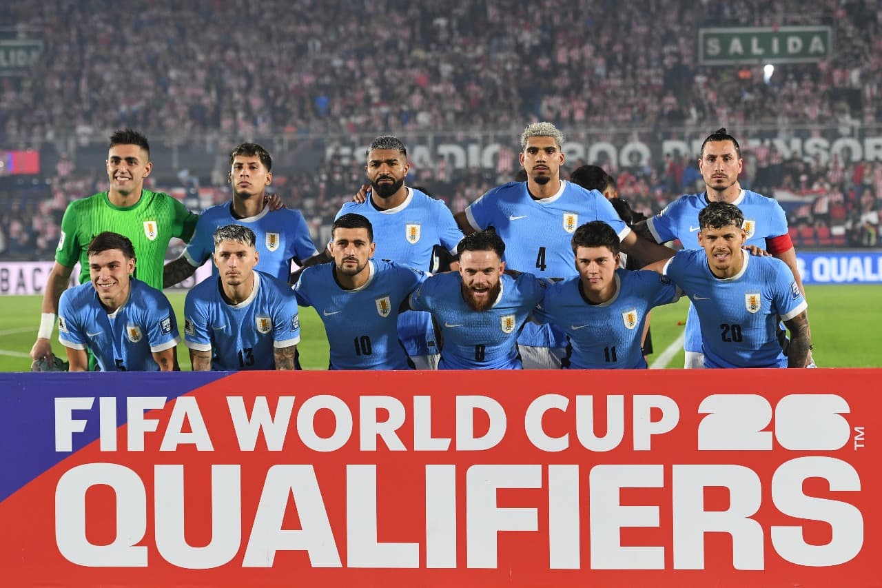 Jogadores do Uruguai posam para uma foto da equipe antes da partida das Eliminatórias da Copa do Mundo da FIFA 2026 entre Paraguai e Uruguai no Estádio Defensores del Chaco em 5 de junho de 2025 em Assunção, Paraguai.