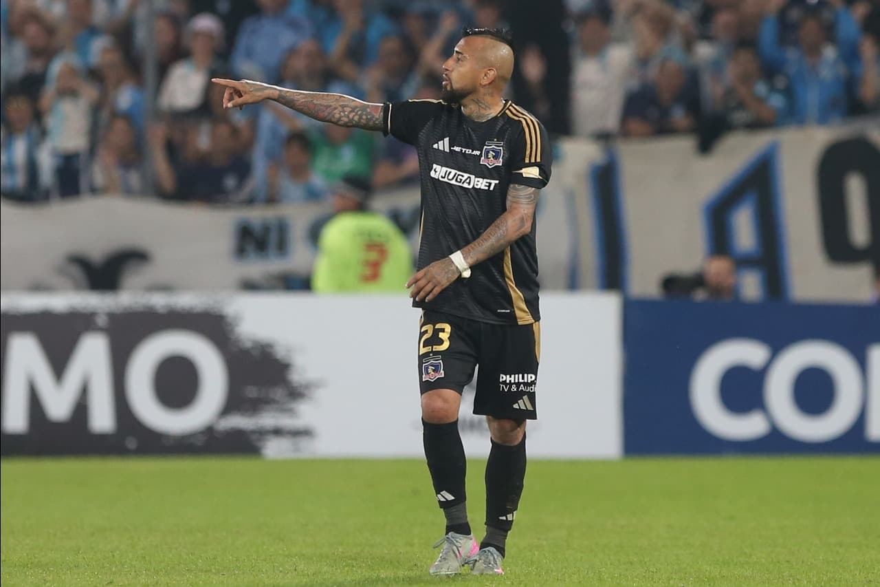 Arturo Vidal, do Colo Colo, gesticula ao sair de campo após ser expulso com cartão vermelho durante uma partida da Copa CONMEBOL Libertadores 2025 entre Racing Club e Colo Colo no Estádio Presidente Perón, em 14 de maio de 2025 em Avellaneda, Argentina.