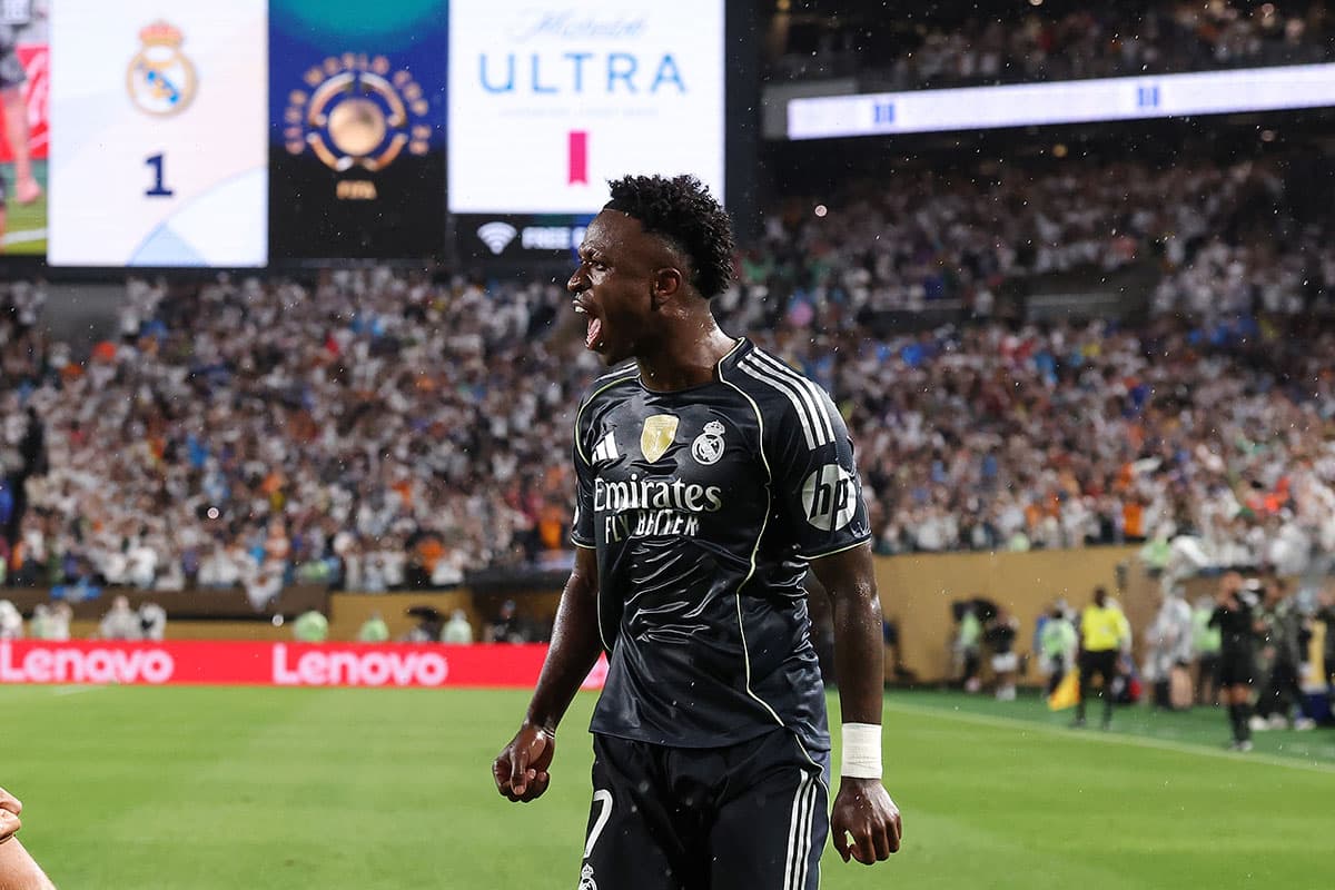 Vinícius Júnior #7 do Real Madrid C.F. comemora o primeiro gol de sua equipe com Gonzalo García #30 do Real Madrid C.F. durante a partida do Grupo H da Copa do Mundo de Clubes da FIFA 2025 entre FC Red Bull Salzburg e Real Madrid CF no Lincoln Field