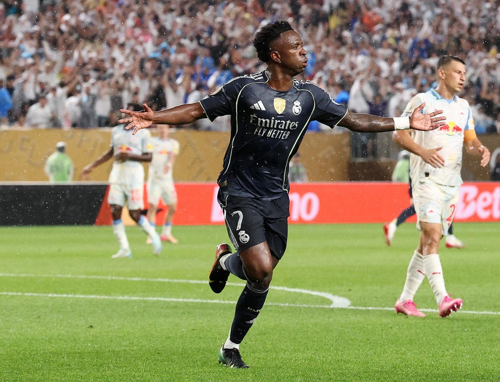 Vinicius Junior, número 7 do Real Madrid C.F., comemora o primeiro gol de sua equipe durante a partida do grupo H da Copa do Mundo de Clubes da FIFA 2025 entre o FC Red Bull Salzburg e o Real Madrid CF no Lincoln Financial Field em 26 de junho de 2025 na