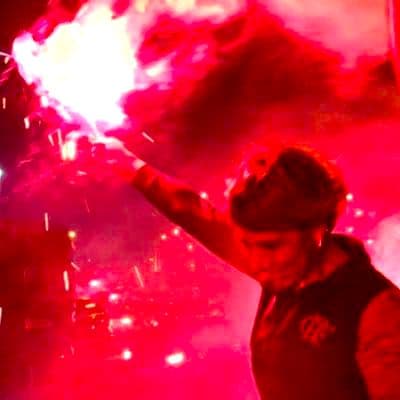 Vivi mariano, mítica torcedora do Flamengo, segurando um sinalizador